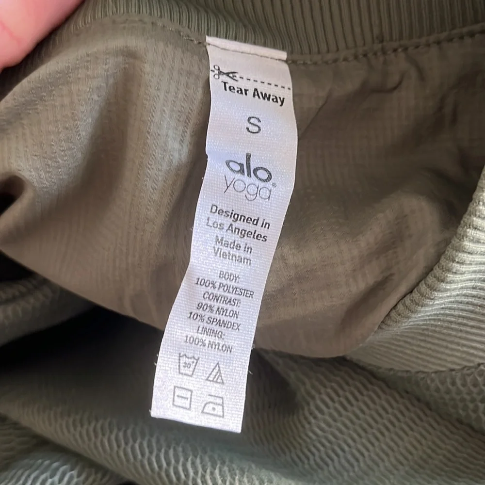 Woman’s ALO yoga, jacket, size small military green - Picture 9 of 9